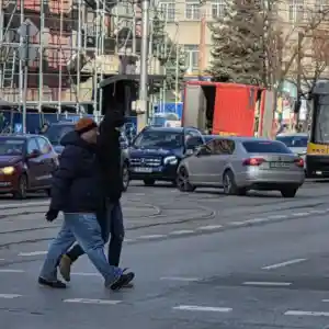 Трамвай дерайлира на заледени релси в центъра на София (снимки)