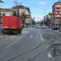 Трамвай дерайлира на заледени релси в центъра на София (снимки)