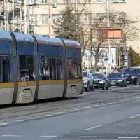 Трамвай дерайлира на заледени релси в центъра на София (снимки)