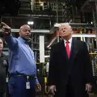 Тръмп в шокираща сцена: Показа среден пръст на работник в завода!