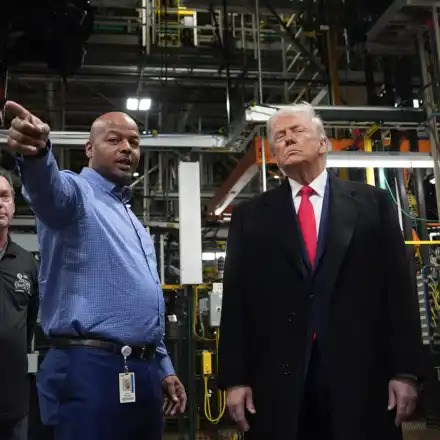 Тръмп в шокираща сцена: Показа среден пръст на работник в завода!