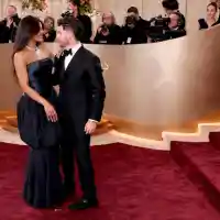 Златните глобуси 2026: Блясък и скандали на червения килим!