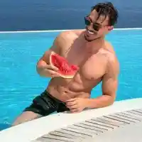 Възкръсналият Лазар в "Мамник" върти любов с актриса (Снимки)