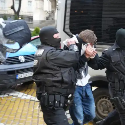 Зрелищен арест в центъра на София след автокражба (снимки)