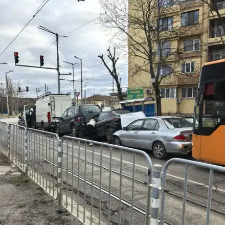 Зрелищен верижен сблъсък между 4 коли, бус и автобус на голям столичен булевард (снимки)