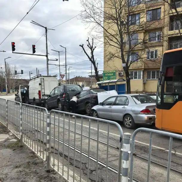 Зрелищен верижен сблъсък между 4 коли, бус и автобус на голям столичен булевард (снимки)