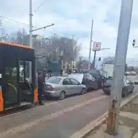 Зрелищен верижен сблъсък между 4 коли, бус и автобус на голям столичен булевард (снимки)