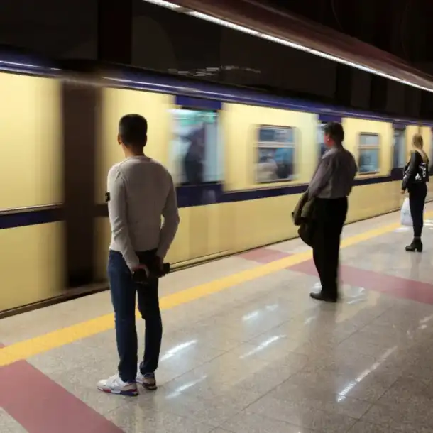 Шок! 19-годишен младеж намушка момче в софийското метро!