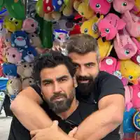 Шок! Азис с нова провокация: Мъжът му с три ръце!