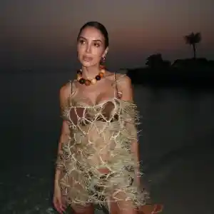 Александра Богданска шокира с мрежеста рокля на Малдивите!