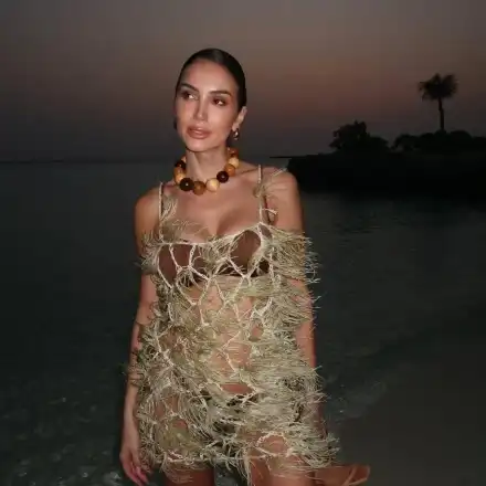 Александра Богданска шокира с мрежеста рокля на Малдивите!