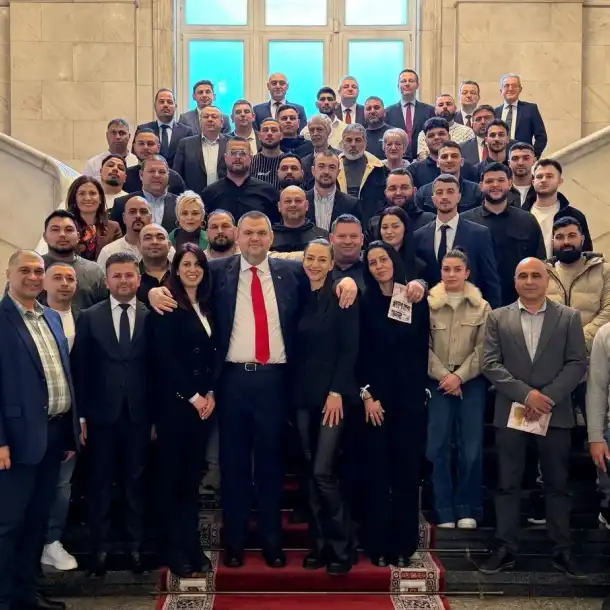 Делян Пеевски, лидер на ДПС и ПГ на ДПС-НОВО НАЧАЛО се срещна с младежи от Ямбол