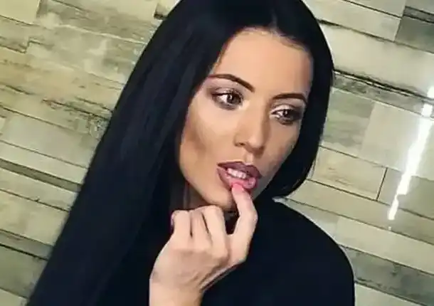 Фолк звезда се чекне чисто гола на спалнята си Снимка 18+