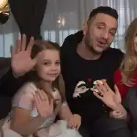 Коцето и наследникът му похапват здравословно