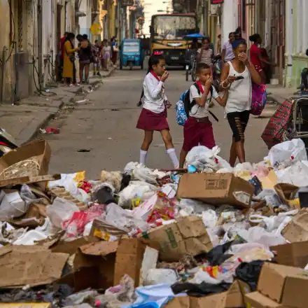 Куба потъна в боклук заради петролната блокада от САЩ (снимки)