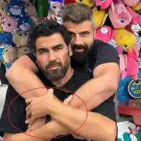 Шок! Мъжът на Азис с три ръце – какво става? (Вижте видео!)