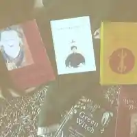 Множество предмети на тибетска религиозна тематика в хижата на "Петрохан" (снимки/видео)