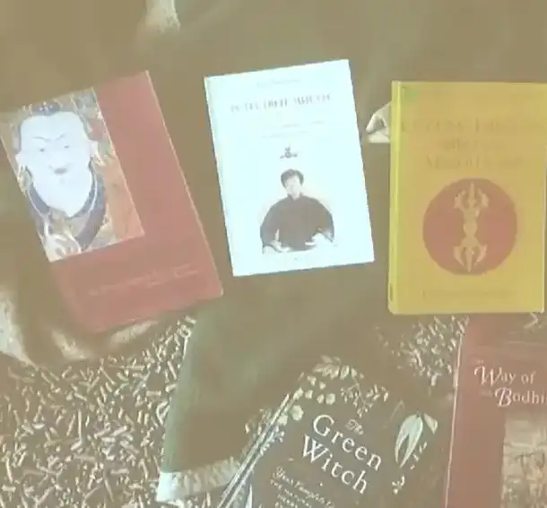 Множество предмети на тибетска религиозна тематика в хижата на "Петрохан" (снимки/видео)