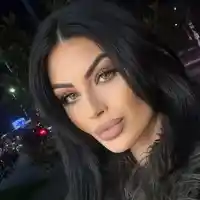 Мрежата гърми: Мис България без свян – и без дрехи – с двама мъже