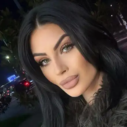 Мрежата гърми: Мис България без свян – и без дрехи – с двама мъже