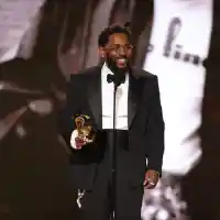 Нощ в сатен, кожа и пера: Какво облякоха звездите на "Грами"?