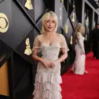 Нощ в сатен, кожа и пера: Какво облякоха звездите на "Грами"?