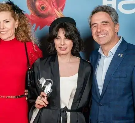 Скандал на премиерата: Плевнелиев и Деси аплодираха комедията на Яна Титова!