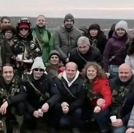 Психопатът килър празнува Трифон Зарезан с екоминистъра Борислав Сандов и малкия Сашко