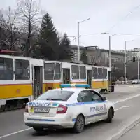 Шок! Шофьор на камион убива мъж на спирка в София и бяга!