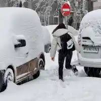 Снежен хаос: Автобуси закъсват, общини без ток и блокирани пътища!