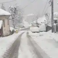 Снежен хаос: Автобуси закъсват, общини без ток и блокирани пътища!