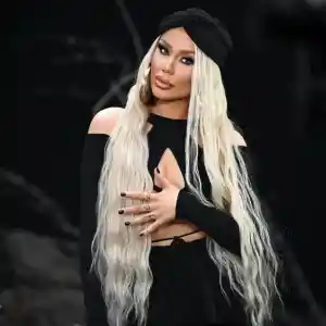 Теди Александрова се глези с пачове за очи