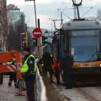 Трамвай блъсна и уби пешеходка пред "Пирогов" (снимки)