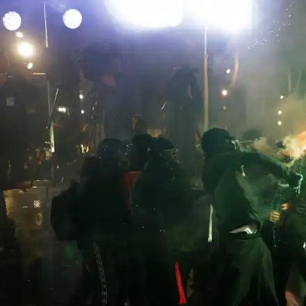 В Тирана като на война: Сблъсъци, ранени и арести на опозиционен митинг (снимки/видео)