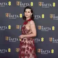 Звездите превзеха червения килим на БАФТА с деколтета и драматични шлейфове (снимки)