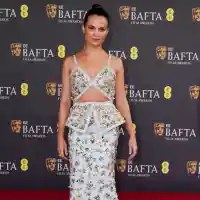 Звездите превзеха червения килим на БАФТА с деколтета и драматични шлейфове (снимки)