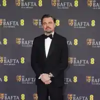 Звездите превзеха червения килим на БАФТА с деколтета и драматични шлейфове (снимки)