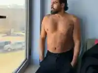 Азис се вайка, че не може да си закопчее ризите