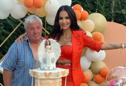 Фолкпевицата Татяна шокирана, откарала сама починалия си баща в моргата