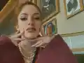 Глория шокира с червени ботуши в пролетната слънчевина!