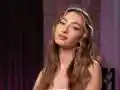 Ивелина от 'Диви и красиви' шокира с пола от вестници!