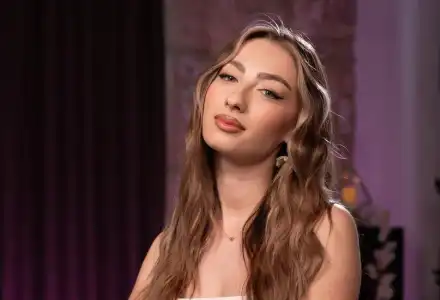 Ивелина от 'Диви и красиви' шокира с пола от вестници!