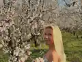 Мария Игнатова шокира с пролетна трансформация край сливите!