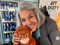 Марта Вачкова позира с плюшения Пънч