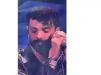 Меди пя и плака на концерта си