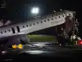 Пилотите на пътнически самолет загинаха при сблъсък с пожарна на летище в Ню Йорк (снимки)