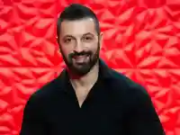 Радо от Биг Брадър шокира с тениска на разходка с кучето!