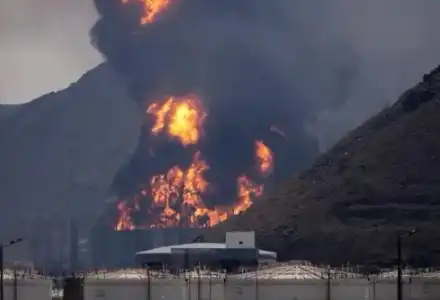 Ракети "Катюша" удариха Зелената зона в Багдад, гори газово находище в ОАЕ (видеа)