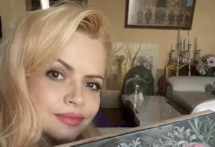 С€КС СКАНДАЛ! Развратната художничка Мария Илиева лъсна дибидюс гола с вибр@тор и тиквичка (СНИМКИ 18+)