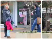 София Бобчева разхожда малката по "Витошка"